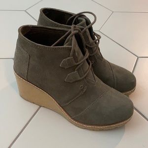 TOMS olive wedges | sz 6.5